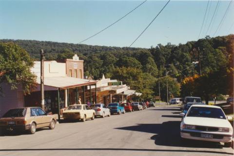 Cockatoo main street, 2001