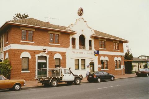 Pakenham Hotel, 2002