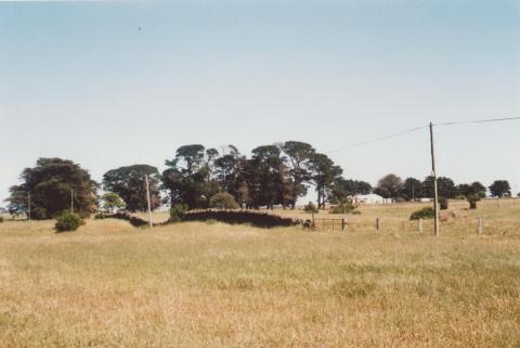 Stone wall and farm house, Dreeite, 2009