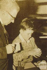 Neil Wilson, competitor in apple packing, Royal Melbourne Show, 1959