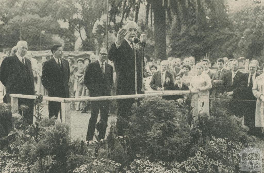 Opening of the Herald Sun Art Show, East Melbourne Treasury Gardens, 1959