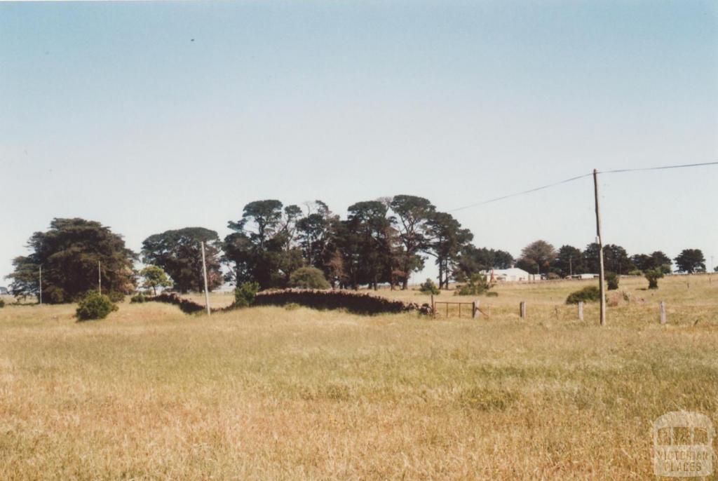Stone wall and farm house, Dreeite, 2009