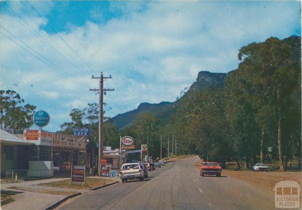 Main street and shopping centre of Halls Gap