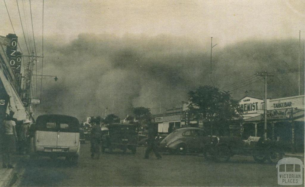 Dust storm, Langtree Avenue, Mildura